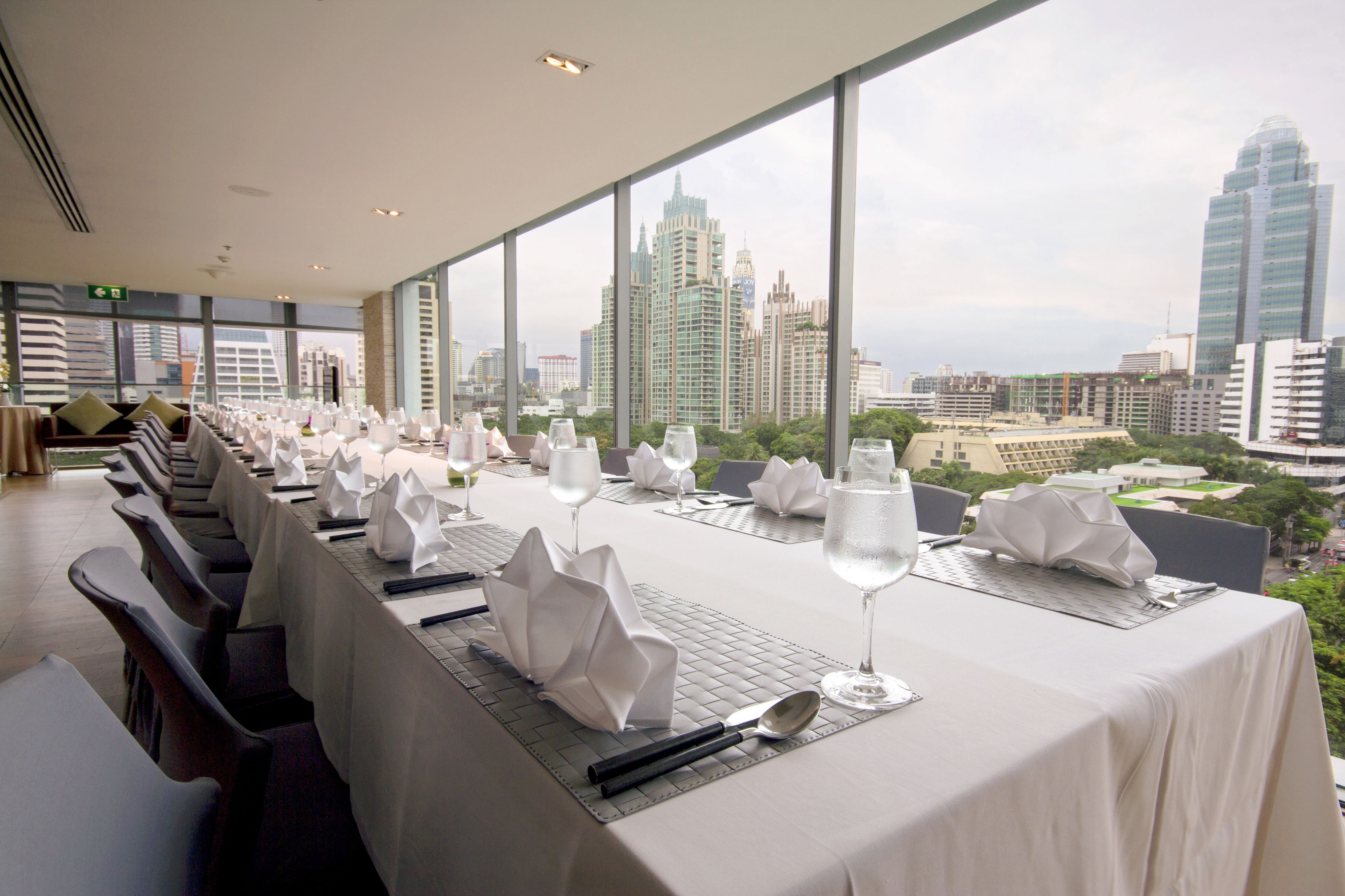 2 restaurants, breakfast served