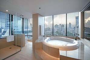 Chaba Honeymoon Suite with Jacuzzi | Bathroom | Separate bathtub and shower, deep-soaking bathtub, rainfall showerhead - Sivatel Bangkok (Bangkok)