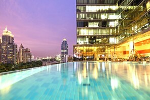 A rooftop infinity pool with a city skyline in the background. - Sivatel Bangkok (Bangkok)