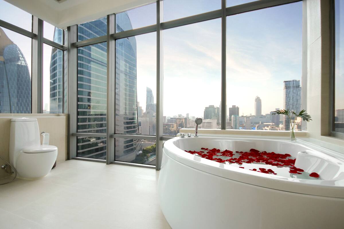 Butterfly Pea Grand Royal Duplex Two Bedroom | 욕실 | 별도의 욕조 및 샤워 시설, 전신 욕조, 레인폴 샤워기, 친환경 세면용품