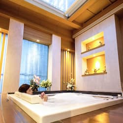 Couples treatment room(s), sauna, hot tub, steam room, body treatments