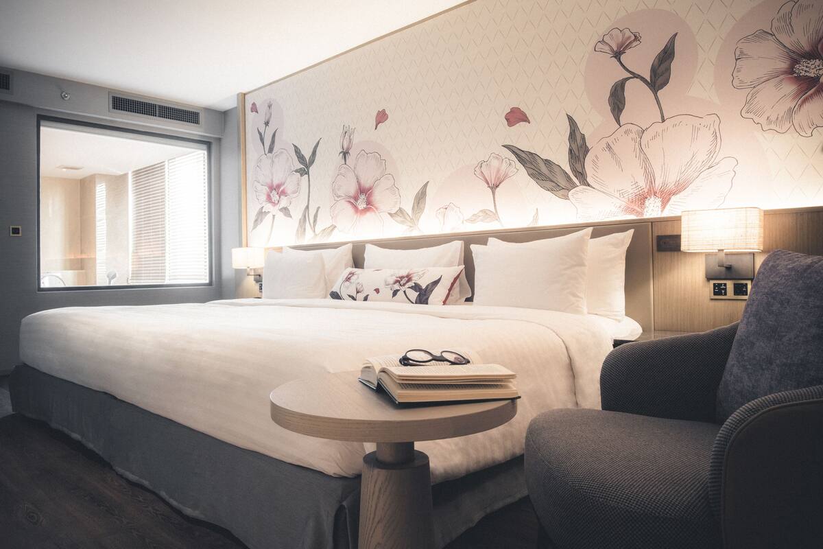 Roselle Suite, 1 Bedroom Corner Suite | 고급 침구, 메모리폼 침대, 미니바, 객실 내 금고