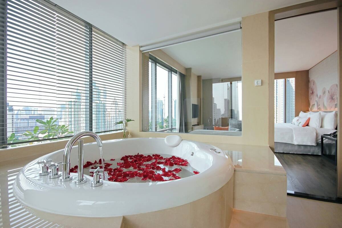 Chaba Honeymoon Suite with Jacuzzi | 고급 침구, 메모리폼 침대, 미니바, 객실 내 금고