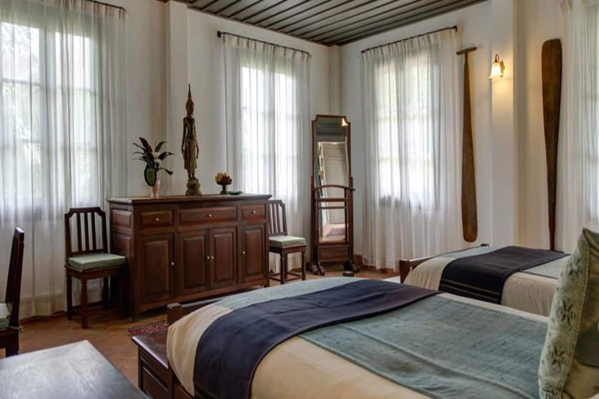 Een minibar, een kluis op de kamer, een bureau, extra bedden