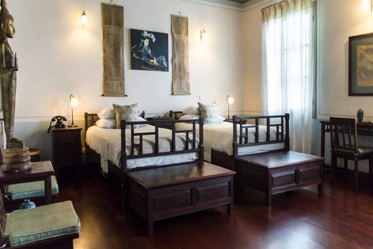 Twin kamer (Heritage) | Een minibar, een kluis op de kamer, een bureau, extra bedden