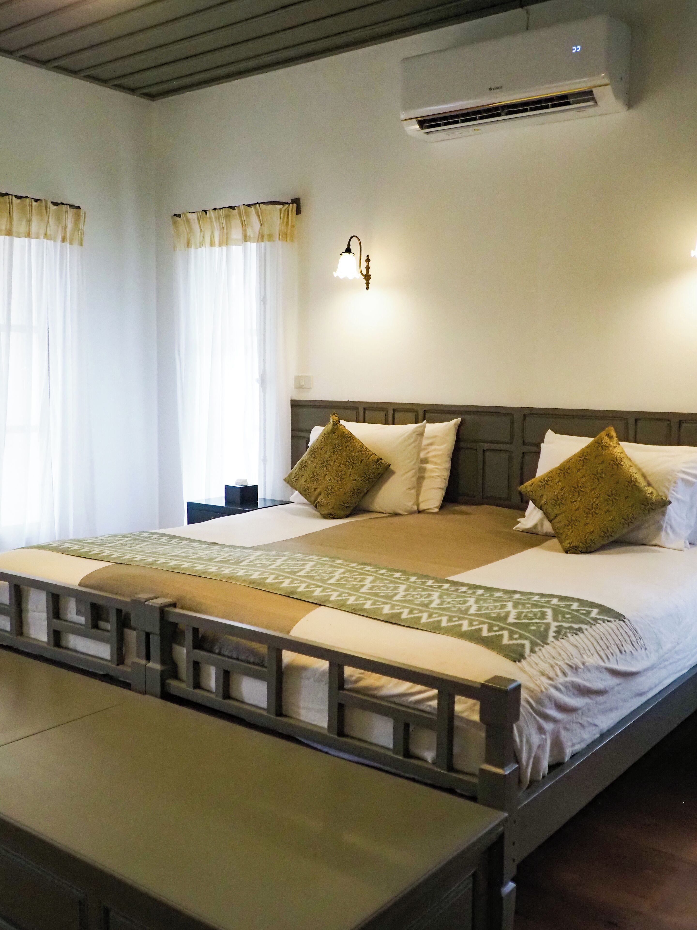 Lotus Pond Pavilion | Minibar, in-room safe, desk, free WiFi