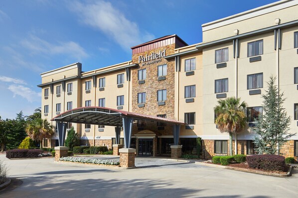A Fairfield by Marriott hotel with a covered entrance, multiple floors, and a landscaped front yard. - Fairfield Inn and Suites Gainesville (Gainesville)