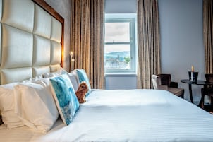 Quarto luxo | Roupas de cama antialérgicas, escrivaninha