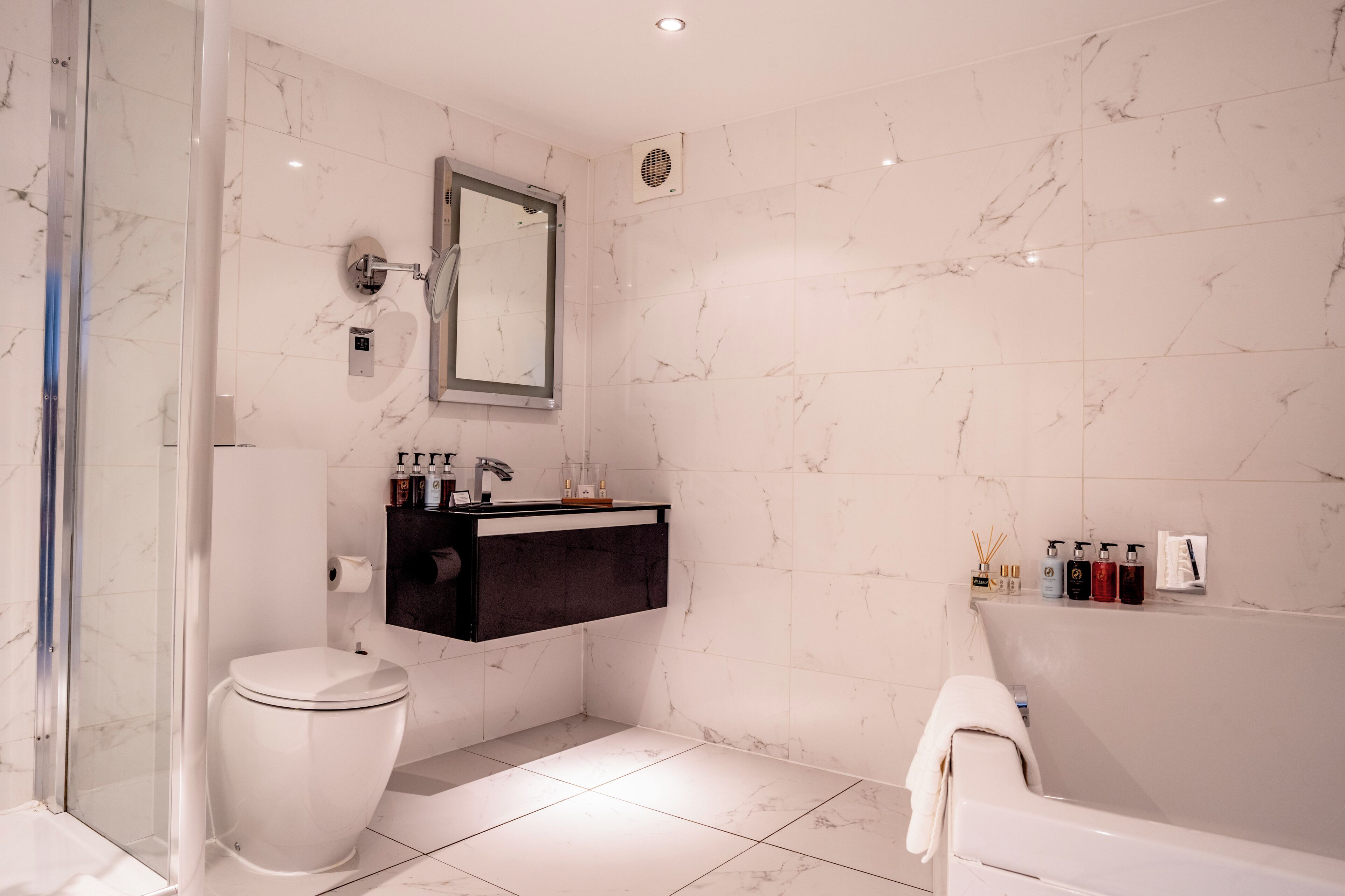 Un bagno moderno con un water, un lavandino e una vasca da bagno.