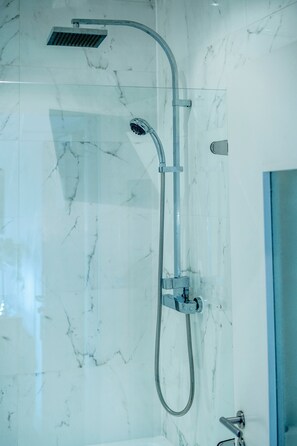 King Deluxe Guest Room | Bathroom - Colessio (Stirling)