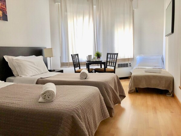 Triple Room | Egyptian cotton sheets, premium bedding, down duvets, pillow-top beds - L'Affittacamere di Venezia (Mestre)