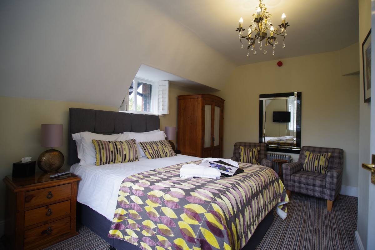 King Room | Egyptian cotton sheets, premium bedding, soundproofing