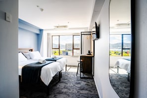 Twin Room Ensuite with Harbour view | Free WiFi, bed sheets - Haka House Wellington (Wellington)