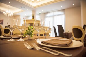 2 restauranter; serverer morgenmad, frokost og middelhavsretter