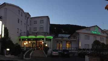 Façade de lâhĂ©bergement - soirĂ©e/nuit