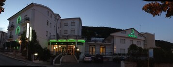 Fachada da propriedade à noite