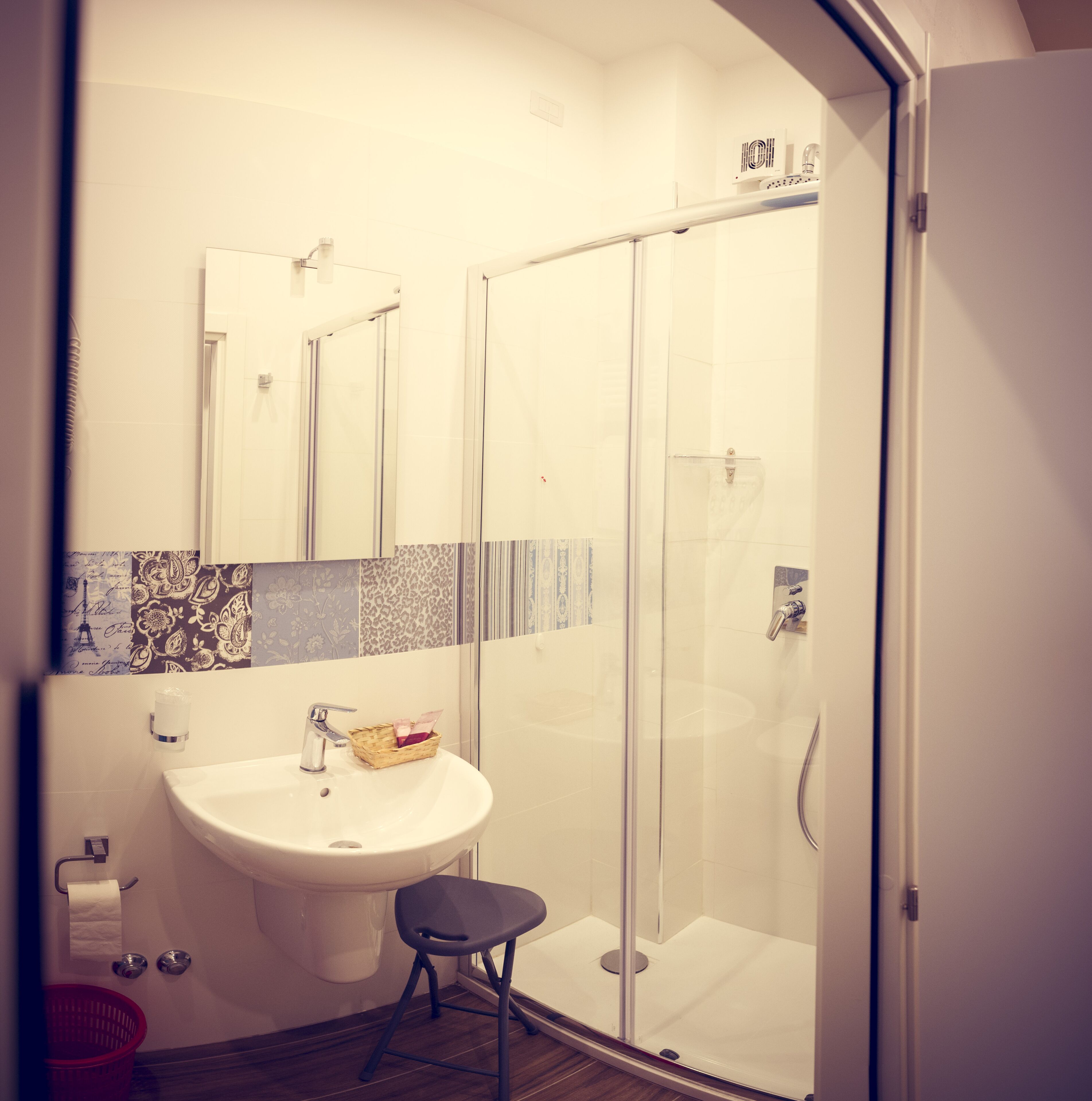 shower, free toiletries, hair dryer, bidet