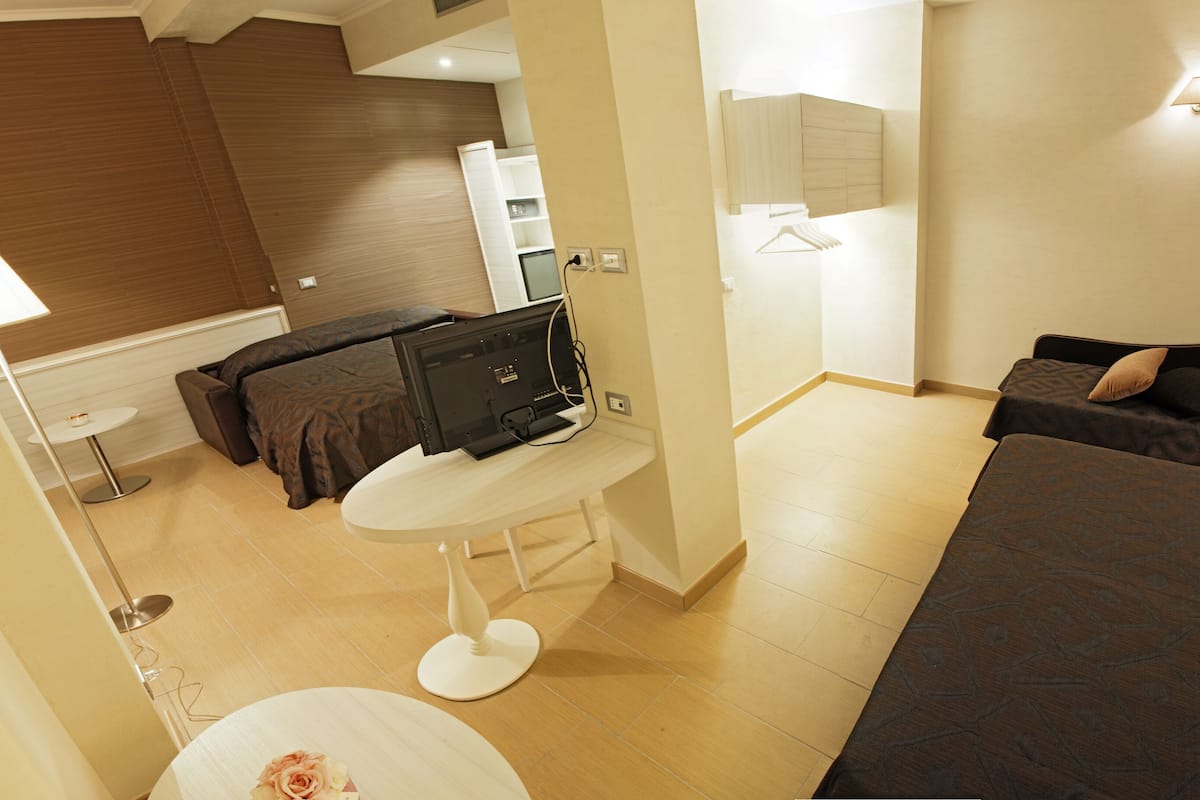 Family Room | 1 bedroom, Frette Italian sheets, premium bedding, minibar