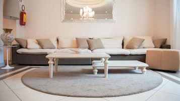 Coin salon dans le hall