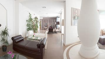 Coin salon dans le hall