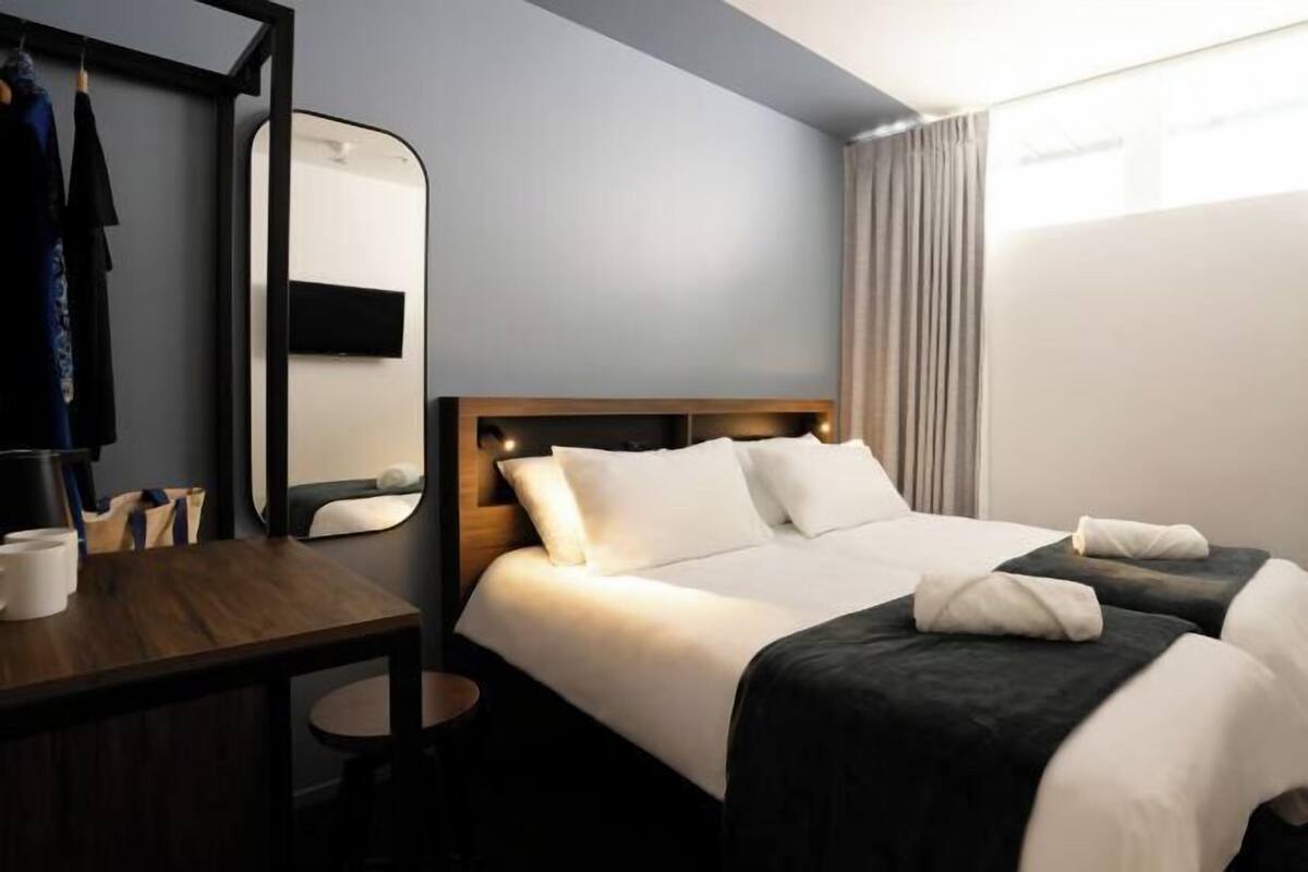 Hypo-allergenic bedding available, WiFi (free), bed sheets