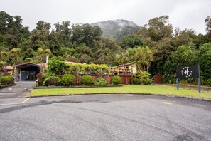 Exterior - Haka House Franz Josef (Franz Josef Glacier)