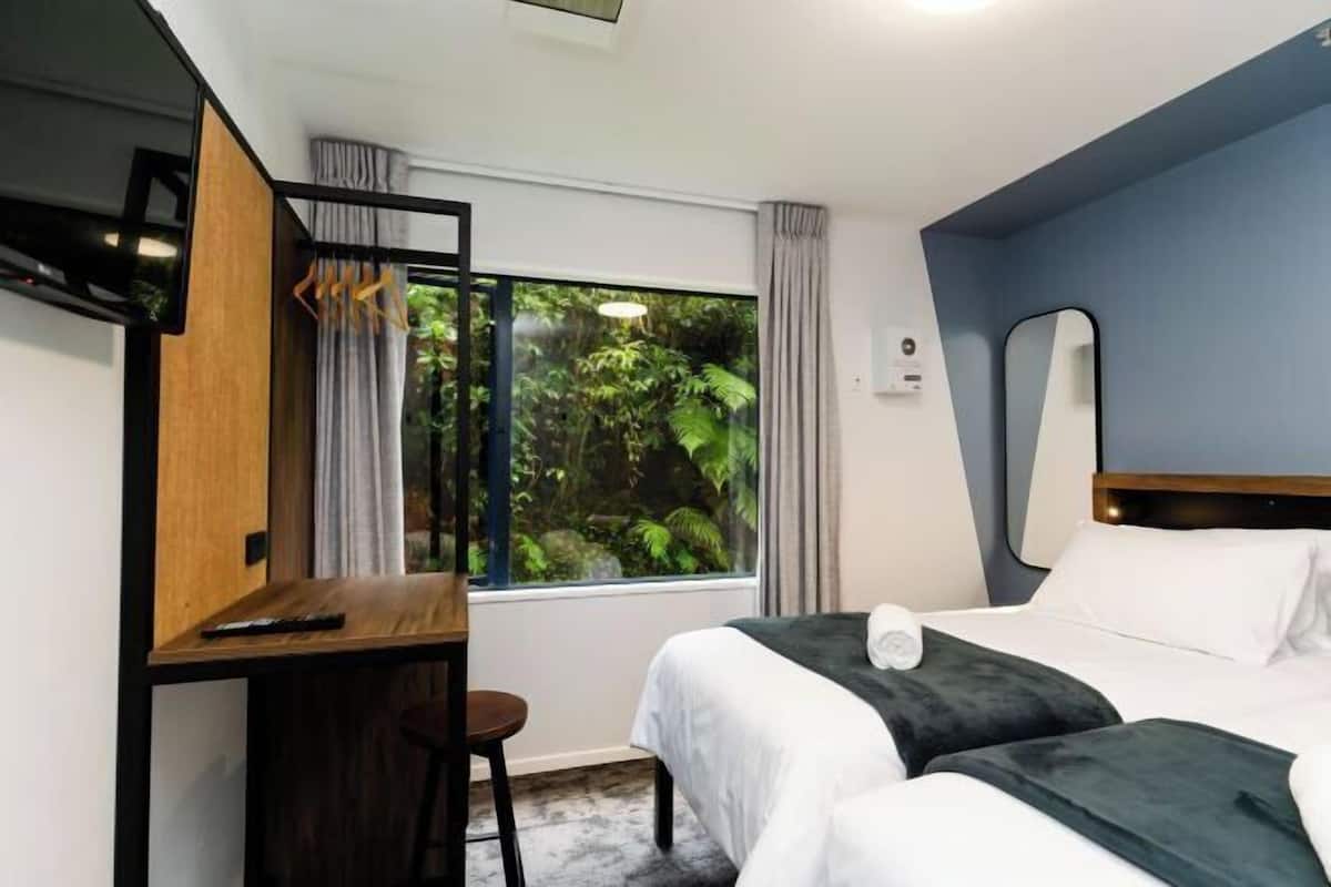 Hypo-allergenic bedding, free WiFi, bed sheets