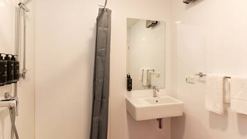 King Room Lake View | Bathroom | Shower, towels