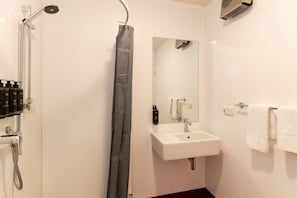 Rum - sjöutsikt (King Room Lake View) | Badrum | Dusch och handdukar