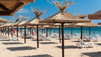 Plage à proximité, navette pour la plage, chaises longues, parasols