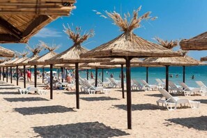 In Strandnähe, Shuttle zum Strand, Liegestühle, Sonnenschirme