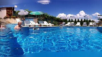 Seasonal outdoor pool, free cabanas, pool umbrellas