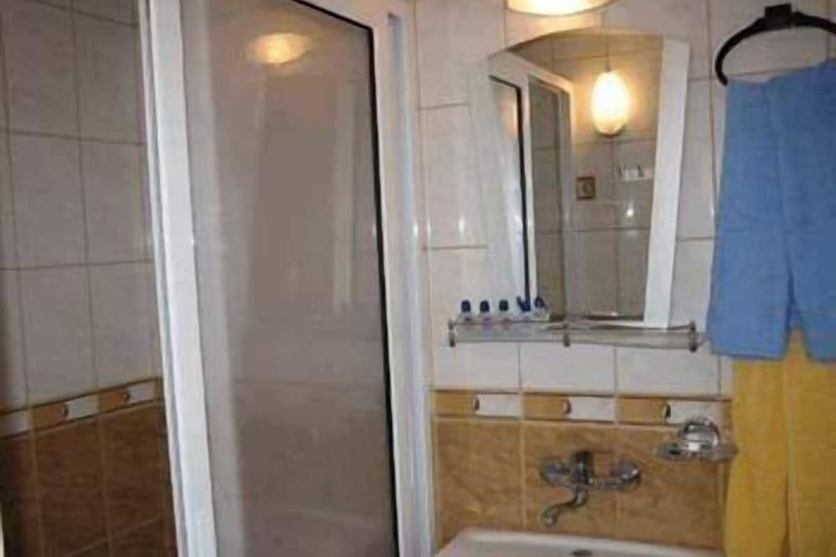 Suite, balcon, vue mer | Salle de bain | Ensemble douche/baignoire, articles de toilette gratuits