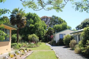 Property grounds - Off The Beaten Trail Accommodation & Bike Tours (Murchison)
