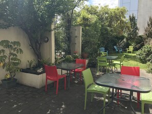 Courtyard - YHA Nelson - Backpackers (Nelson)