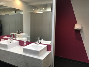 Sèche-cheveux, serviettes fournies, savon, papier toilette