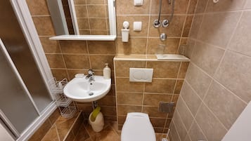 Habitación doble | Baño | Ducha, secador de pelo y toallas
