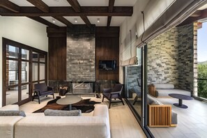 Villa de lujo | Área de sala de estar | Televisión LCD de 32 pulgadas con canales por cable y televisión