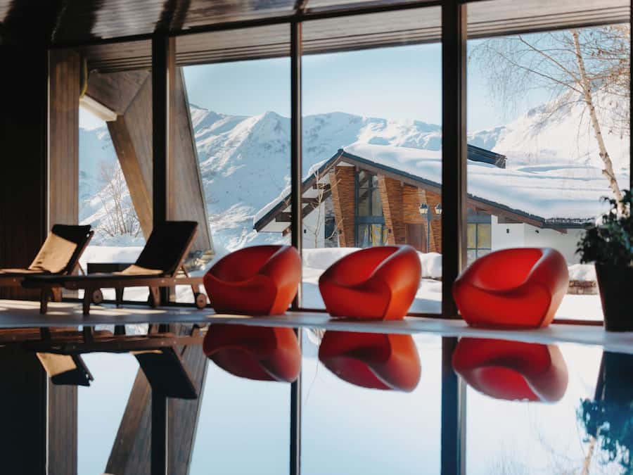 من حمّامات السباحة المغطاة