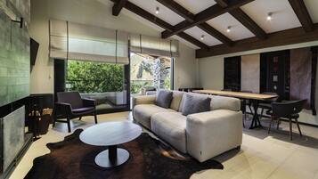 Vila superluxo | Área de estar | TV LCD 32 polegadas com canais a cabo, TV