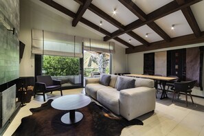 Villa Luxe | Coin séjour | Télévision LCD de 32 pouces avec chaînes par câble, télévision