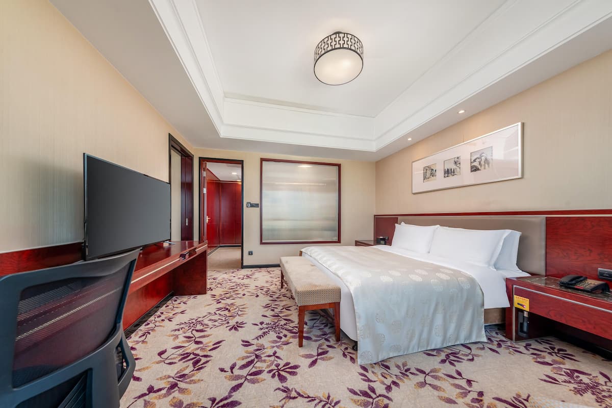 Deluxe suite, 1 kingsize bed | Luxe beddengoed, een minibar, een kluis op de kamer, geluiddichte muren