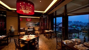 3 restaurants, lunch served