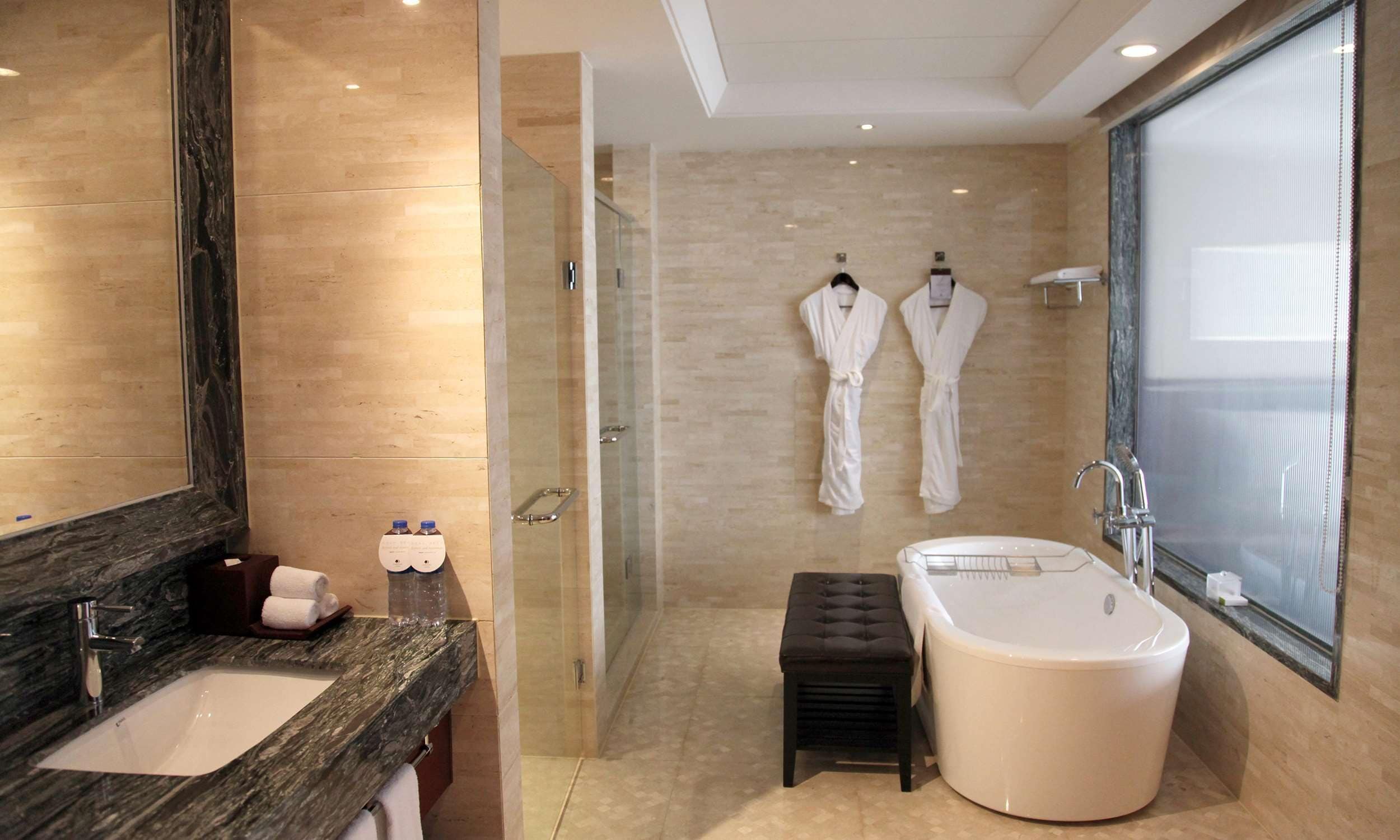 presidential suite | bathroom | combined shower/bathtub, deep-soaking bathtub, rainfall showerhead