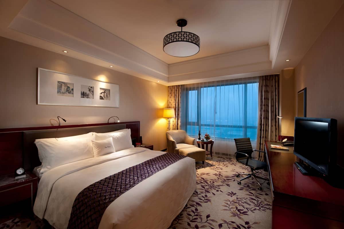 premium bedding, minibar, in-room safe, soundproofing