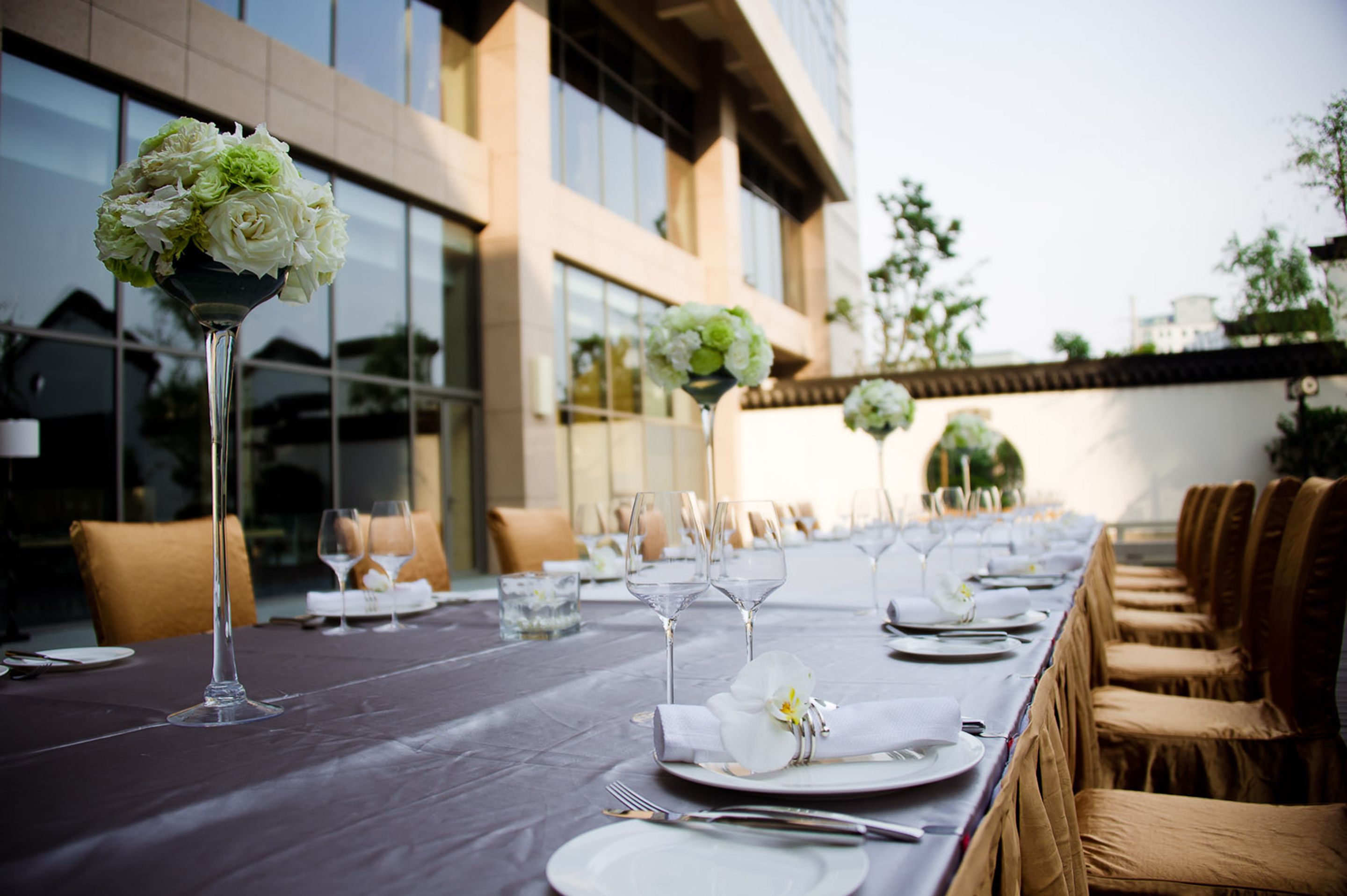 3 restaurants, lunch served