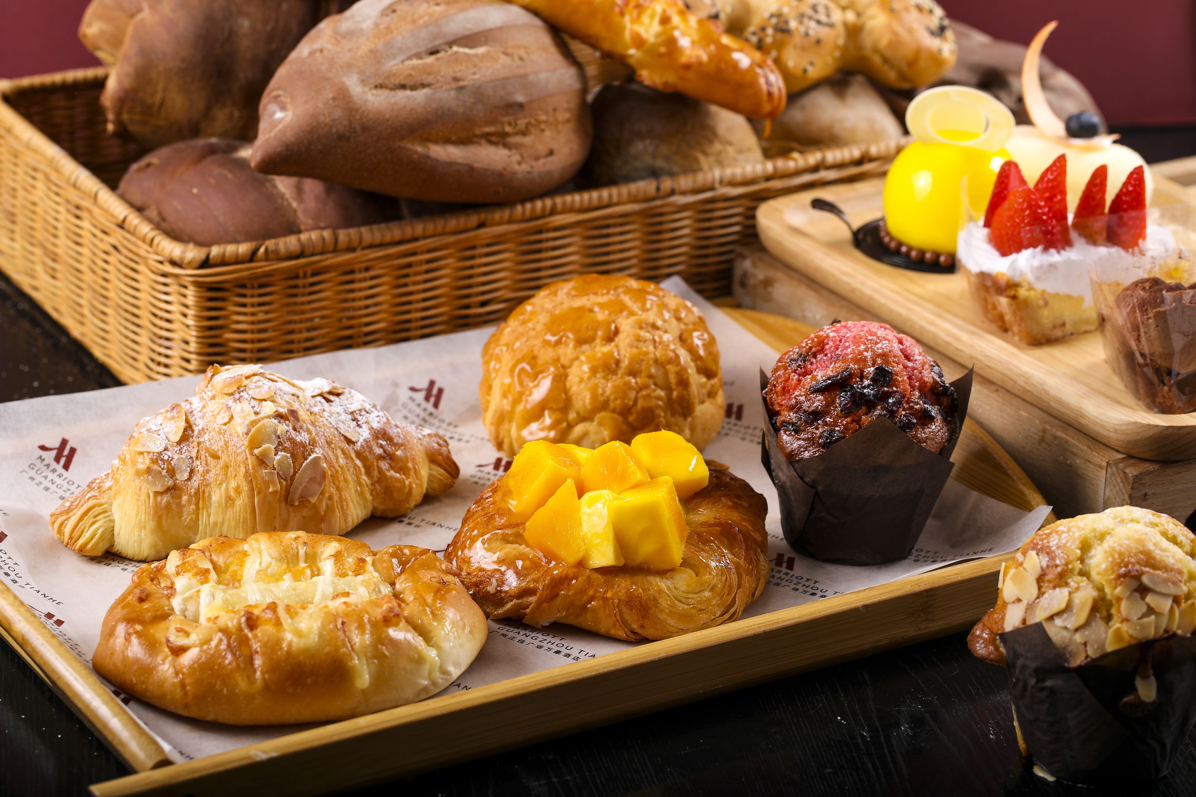 Diversas opciones de panadería, incluyendo pan, pastelería y un pastel.