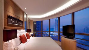A modern hotel room with a large bed, a television, and a city view. - Guangzhou Marriott Hotel Tianhe (Guangzhou)