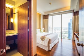 Two - Bedroom Panorama Suite | 客房内保险箱、办公桌、隔音、熨斗/熨板