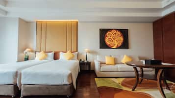 Studio, pemandangan taman | Brankas, meja kerja, kedap suara, dan setrika/meja setrika